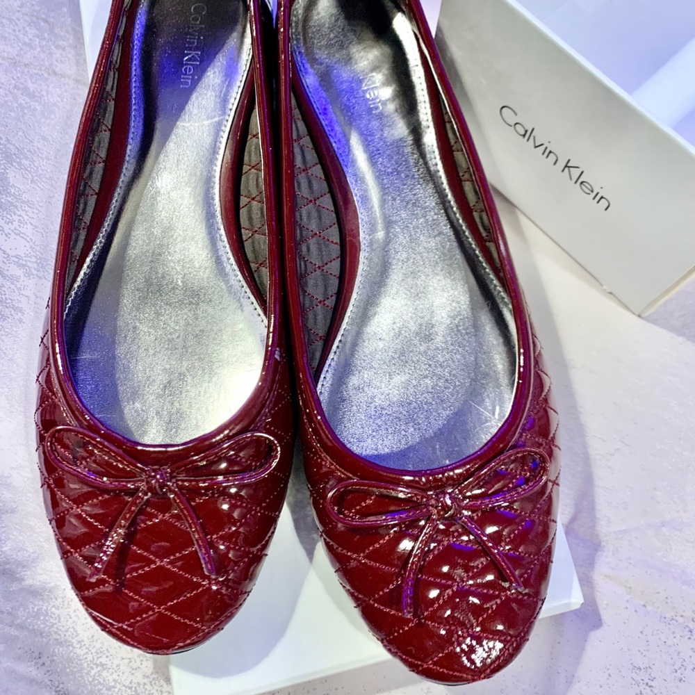 CALVIN KLEIN QUILTED PATENT LEATHER RED WINE FLATS - Picture 3 of 5